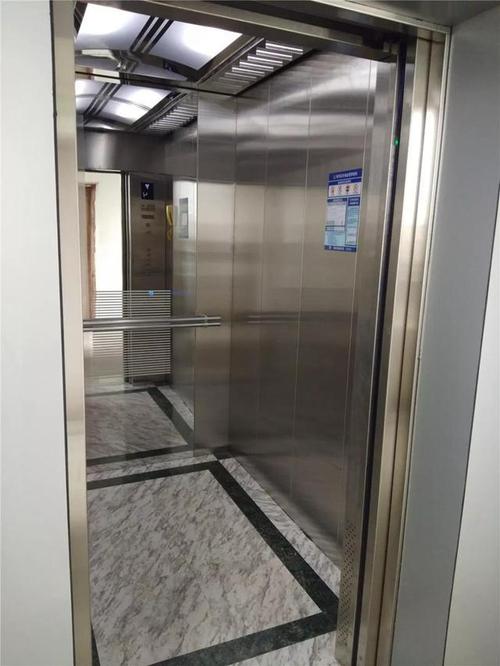 电梯里有俩2b
